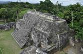 Um dos muitos templos nas ruínas mayas de Caracol, em Belize, quase na fronteira com a Guatemala